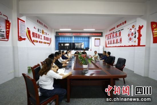杉木树中学的调研和座谈会现场。廖珈摄 杉木树中学的调研和座谈会现场。廖珈摄