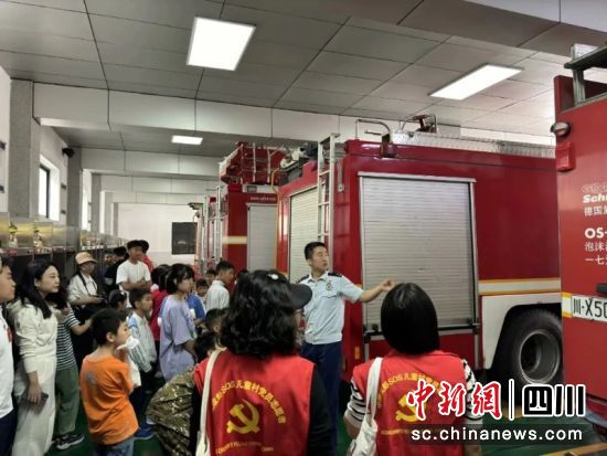 正在现场讲解。朱文英 摄 正在现场讲解。朱文英 摄