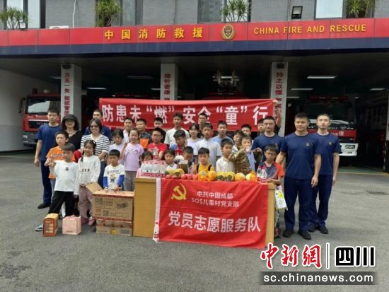 一起合影。朱文英 摄 一起合影。朱文英 摄