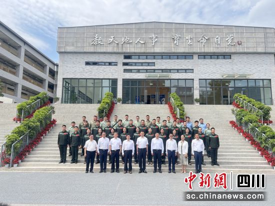 与会嘉宾合影。(唐倩 摄) 与会嘉宾合影。(唐倩 摄)