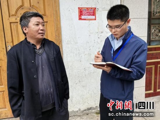 筠连县联合苗族乡纪委走访群众了解养老金发放相关问题 。王春梅 摄 筠连县联合苗族乡纪委走访群众了解养老金发放相关问题 。王春梅 摄