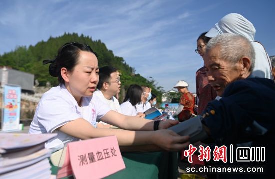 医务人员正在为群众义诊。周亮 摄 医务人员正在为群众义诊。周亮 摄