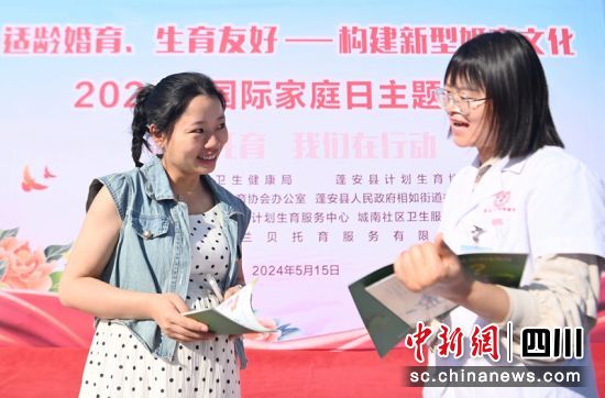 医务人员正在向群众宣传优生优育知识。周亮 摄 医务人员正在向群众宣传优生优育知识。周亮 摄