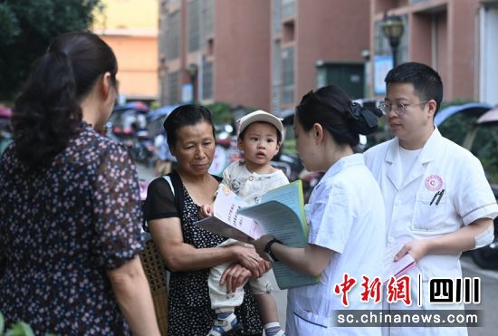 医务人员正在向群众宣传科学育儿知识。周亮 摄 医务人员正在向群众宣传科学育儿知识。周亮 摄