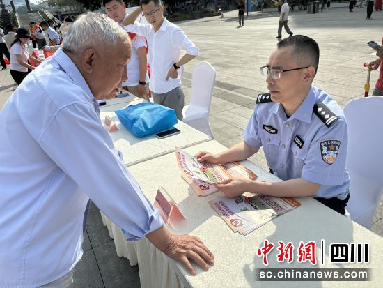 活动现场。 绵阳涪城公安供图 活动现场。 绵阳涪城公安供图