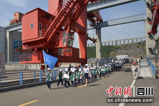 苍溪县三清小学师生、苍溪供电局及媒体记者走进中国大唐亭子口水利枢纽。苗志勇 摄 苍溪县三清小学师生、苍溪供电局及媒体记者走进中国大唐亭子口水利枢纽。苗志勇 摄