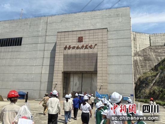中国大唐亭子口水利枢纽开展“开放日”活动。苗志勇 摄 中国大唐亭子口水利枢纽开展“开放日”活动。苗志勇 摄