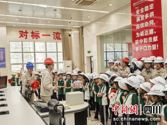 中国大唐亭子口水利枢纽“开放日”活动现场。苗志勇 摄 中国大唐亭子口水利枢纽“开放日”活动现场。苗志勇 摄
