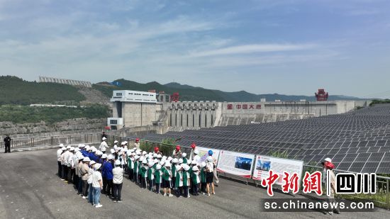 大唐亭子口水利枢纽“开放日”活动现场。苗志勇摄 大唐亭子口水利枢纽“开放日”活动现场。苗志勇摄