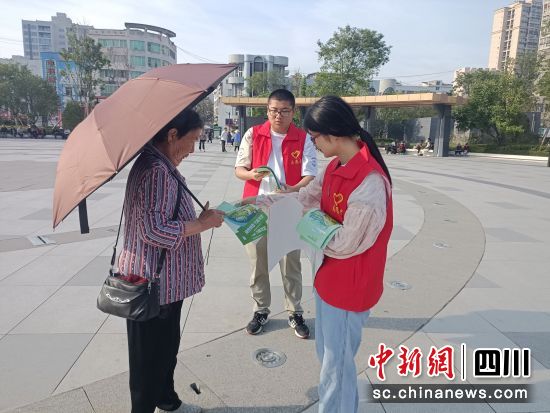 发放宣传资料。梓潼县融媒体中心供图 发放宣传资料。梓潼县融媒体中心供图