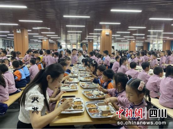 师生们正在一起用餐。雁江区委宣传部 供图 师生们正在一起用餐。雁江区委宣传部 供图