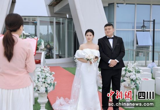 巴中田园恩阳婚姻登记服务中心常态化开展免费结婚颁证服务。陈小平摄 巴中田园恩阳婚姻登记服务中心常态化开展免费结婚颁证服务。陈小平摄