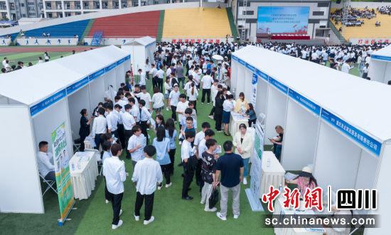 天府新区通用航空职业学院双选会15日举行。 杨建强摄 天府新区通用航空职业学院双选会15日举行。 杨建强摄