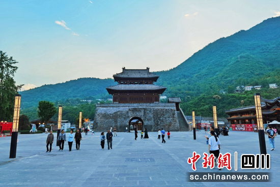 新改造的西城门广场。平武县委宣传部供图 新改造的西城门广场。平武县委宣传部供图