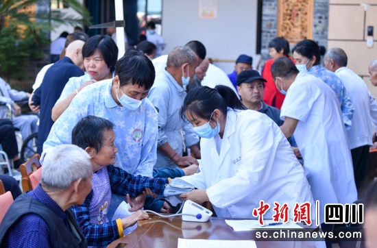 蓬安县城南社区卫生服务中心医务人员开展义诊活动。汪泽民 摄 蓬安县城南社区卫生服务中心医务人员开展义诊活动。汪泽民 摄