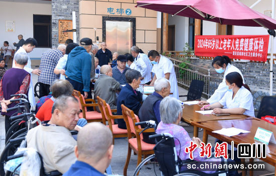 蓬安县城南社区卫生服务中心医务人员开展义诊活动。汪泽民 摄 蓬安县城南社区卫生服务中心医务人员开展义诊活动。汪泽民 摄