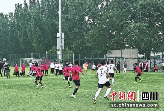 第八届残疾人民间足球争霸赛聋人组男子五人制足球比赛现场。受访者供图 第八届残疾人民间足球争霸赛聋人组男子五人制足球比赛现场。受访者供图