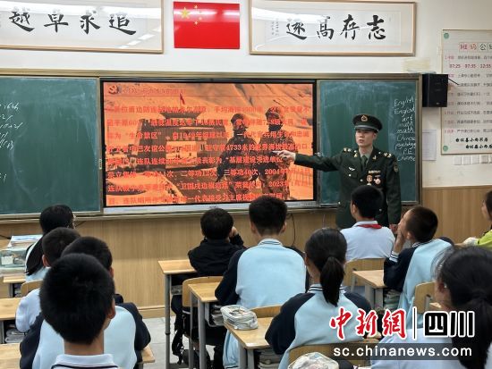 生动感人的国防教育课现场。孙艳玲 摄 生动感人的国防教育课现场。孙艳玲 摄