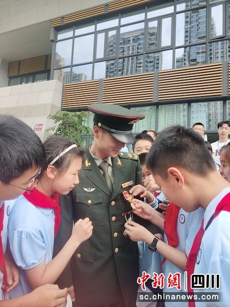 孩子们与许新有叔叔在一起。孙艳玲 摄 孩子们与许新有叔叔在一起。孙艳玲 摄
