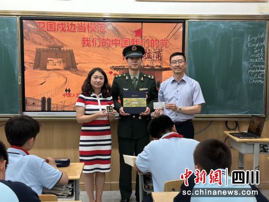 互赠纪念品。孙艳玲 摄 互赠纪念品。孙艳玲 摄
