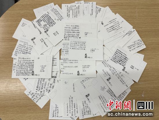 孩子们写给许新有叔叔的明信片。孙艳玲 摄 孩子们写给许新有叔叔的明信片。孙艳玲 摄