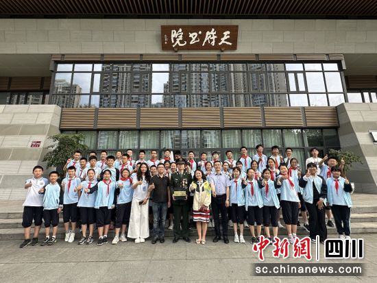 合影留念。孙艳玲 摄 合影留念。孙艳玲 摄