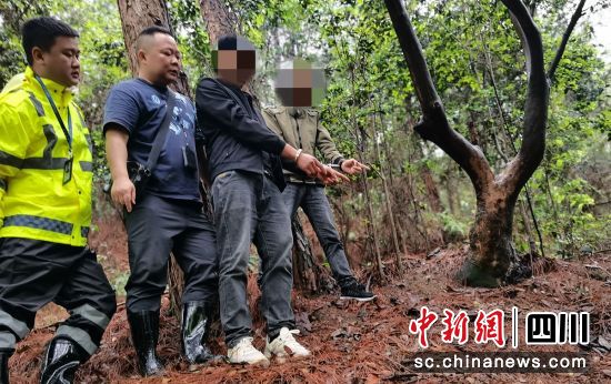嫌疑人指认作案现场。荣县公安 供图 嫌疑人指认作案现场。荣县公安 供图