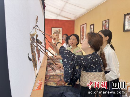 嘉陵江流域非遗文创街区展演。王爵 摄 嘉陵江流域非遗文创街区展演。王爵 摄