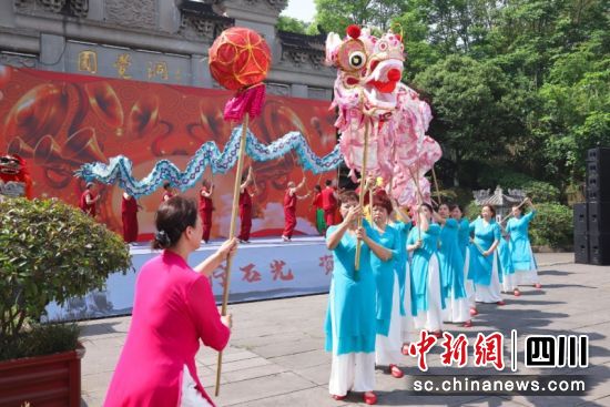 龙狮表演。潘政吉 摄 龙狮表演。潘政吉 摄