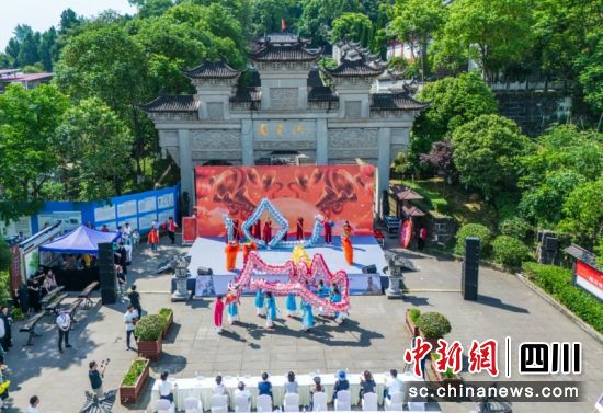 《龙腾狮舞庆盛世》。杨康忠 摄 《龙腾狮舞庆盛世》。杨康忠 摄