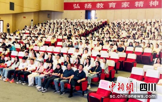 5月16日,四川师范大学师生在龙湖剧场观看电影《平教之路》。刘云天 摄 5月16日,四川师范大学师生在龙湖剧场观看电影《平教之路》。刘云天 摄