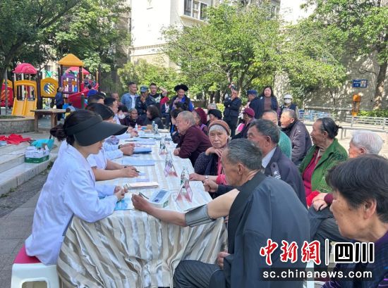 义诊现场。汶川县委宣传部供图 义诊现场。汶川县委宣传部供图