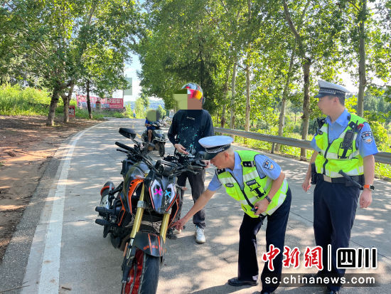 常态化打击“飙车炸街”违法犯罪行为。绵阳公安交警支队直属三大队供图 常态化打击“飙车炸街”违法犯罪行为。绵阳公安交警支队直属三大队供图