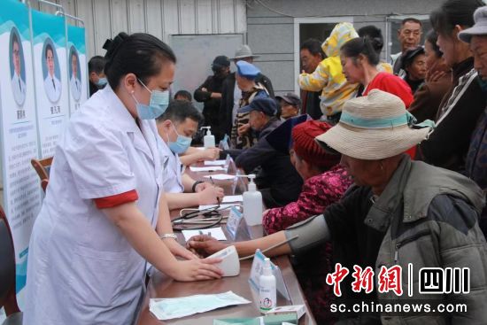 义诊活动现场。什邡市中医医院供图 义诊活动现场。什邡市中医医院供图