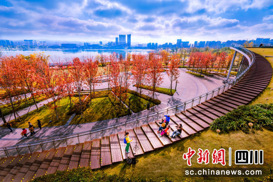 市民游客打卡东安湖。(邵晓燕 摄) 市民游客打卡东安湖。(邵晓燕 摄)