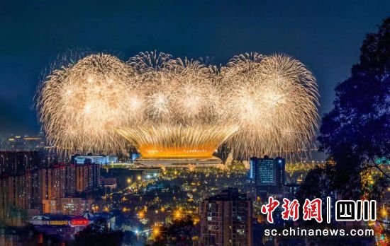 东安湖烟花。(林婉姝 摄) 东安湖烟花。(林婉姝 摄)