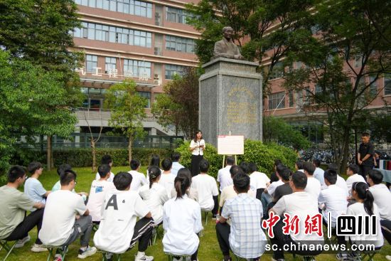 近日,首期“雕塑下的大思政课”在西南交通大学犀浦校区电气馆楼前“曹建猷院士雕塑”下开展。(西南交大供图) 近日,首期“雕塑下的大思政课”在西南交通大学犀浦校区电气馆楼前“曹建猷院士雕塑”下开展。(西南交大供图)