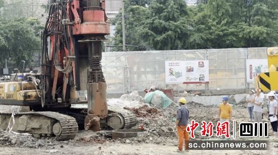 正在加紧施工现场。张静 摄 正在加紧施工现场。张静 摄