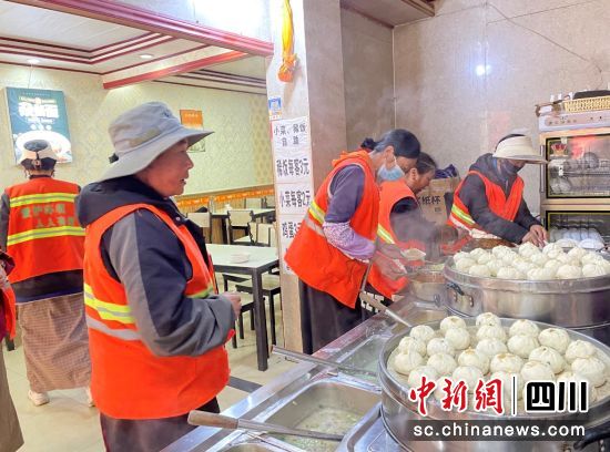环卫工人享用免费早餐。壤塘县委宣传部供图 环卫工人享用免费早餐。壤塘县委宣传部供图