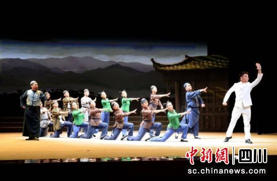 极具观赏美感的舞台演出现场。刘小绫 摄 极具观赏美感的舞台演出现场。刘小绫 摄