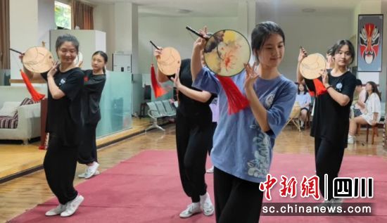 正在演出现场。刘小绫 摄 正在演出现场。刘小绫 摄