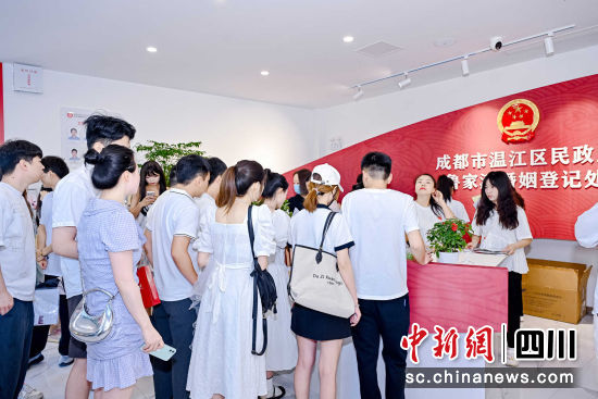 排队登记。温江区民政局供图 排队登记。温江区民政局供图