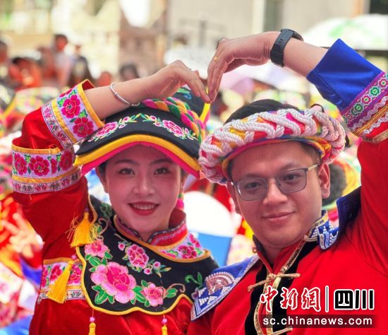 集体婚礼现场。汶川县委宣传部供图 集体婚礼现场。汶川县委宣传部供图