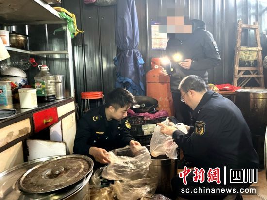 执法人员正在火锅店内检查。成都市市场监管局供图 执法人员正在火锅店内检查。成都市市场监管局供图