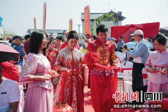 新人现场体验传统婚俗礼仪。郫都区融媒体中心 供图 新人现场体验传统婚俗礼仪。郫都区融媒体中心 供图