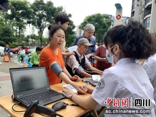 正在免费为居民服务。刘倩 摄 正在免费为居民服务。刘倩 摄