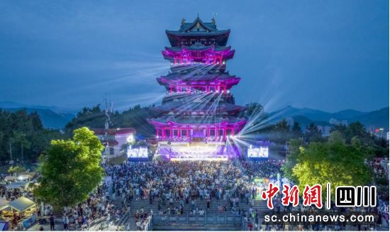 巴中首届青年音乐会倍受市民关注,演出现场人山人海。夏雨 摄 巴中首届青年音乐会倍受市民关注,演出现场人山人海。夏雨 摄