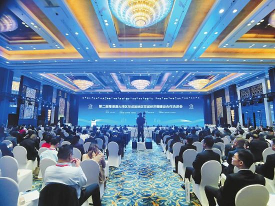 2023年10月27日,第二届粤港澳大湾区与成渝地区双城经济圈建设合作洽谈会在成都举行。记者 陈松 摄 2023年10月27日,第二届粤港澳大湾区与成渝地区双城经济圈建设合作洽谈会在成都举行。记者 陈松 摄