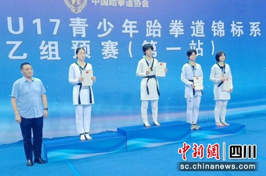 陈雨佳领奖现场。富顺教体 供图 陈雨佳领奖现场。富顺教体 供图