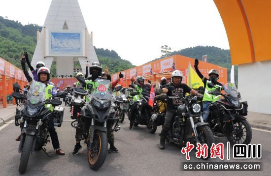 出发现场。雅安市委宣传部供图 出发现场。雅安市委宣传部供图